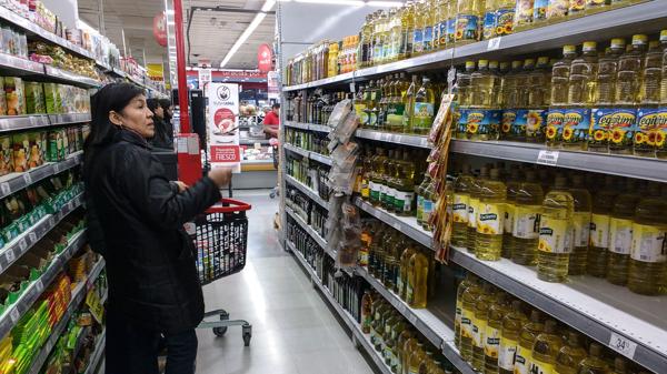 El Gobierno acordó un tope de hasta el 6% de aumento para el aceite en agosto descarga
